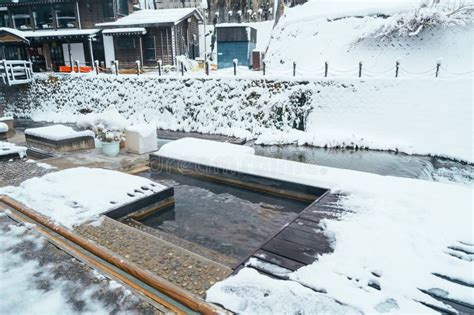 銀山温泉 露天風呂付き客室 雪景色と湯けむりの調和