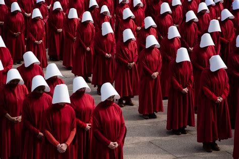  The Handmaid's Tale: อนาคตดิสโทเปีย สังคมชายเป็นใหญ่ และการต่อสู้เพื่อความเป็นอิสระ