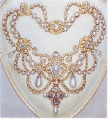 The Queen's Necklace: A Sparkling Saga of Love, Intrigue, and Glittering Jewels From 1919 France!